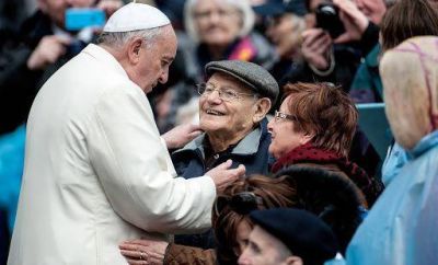 El Papa a los ancianos: Dios env�a �ngeles para consolar nuestra soledad