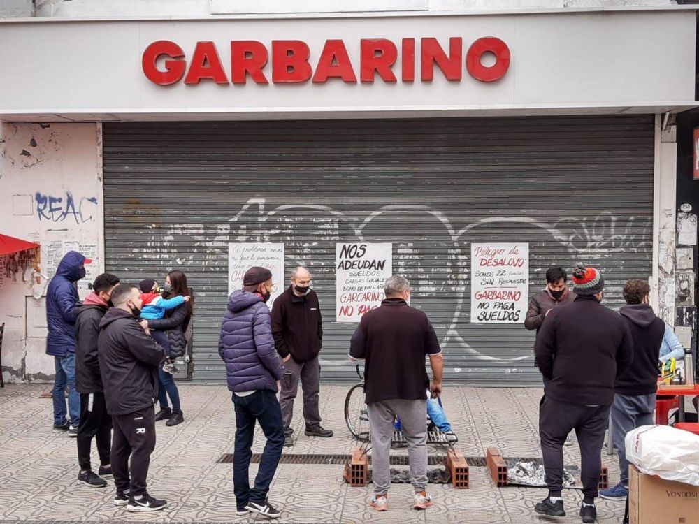 Trabajadores denuncian que Garbarino adeuda sueldos, cargas sociales y bono de fin de ao y est vaciando sus locales