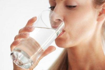 Bebidas azucaradas vs. agua: la importancia de una adecuada hidratación para el organismo