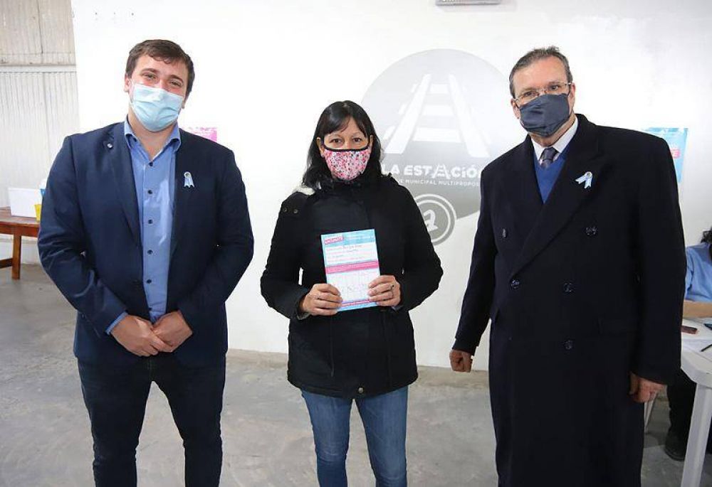 Alejo Chornobroff y Tristn Bauer visitaron vacunatorios de Avellaneda donde se realizaron muestras artsticas