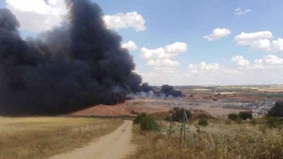 Trabajan en extinguir un incendio en la planta de reciclaje de Almonacid