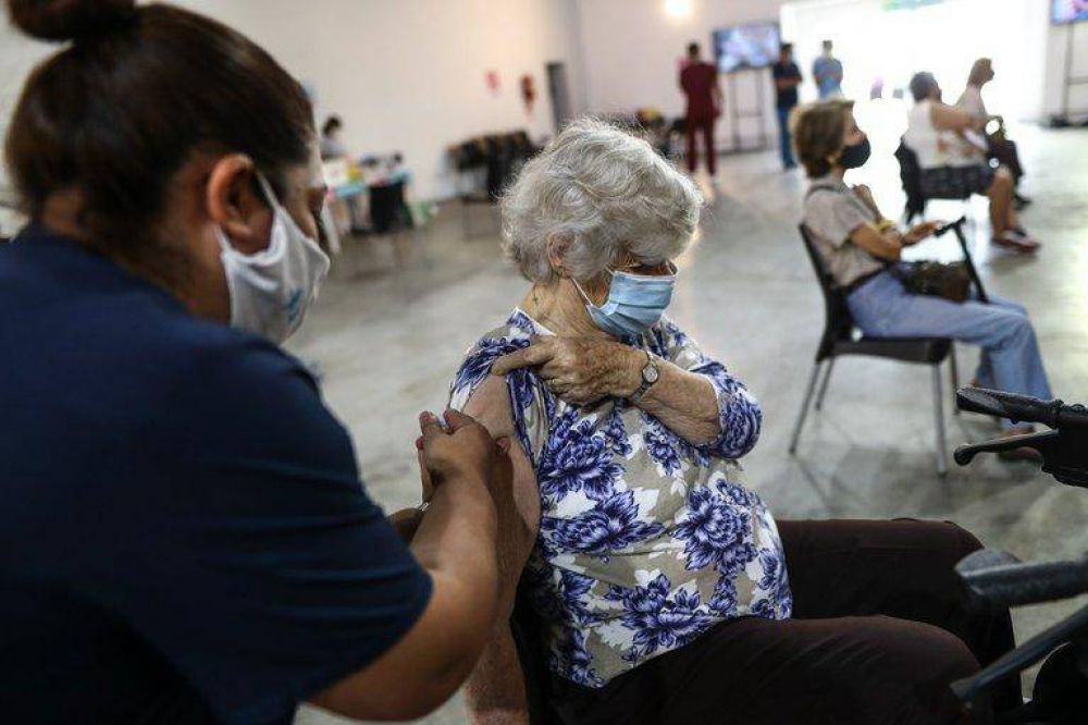 Preocupaci�n por la variante Delta: el Gobierno eval�a un cambio en la estrategia de vacunaci�n y acelerar la aplicaci�n de las segundas dosis en los mayores de 60 a�os