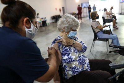 Preocupaci�n por la variante Delta: el Gobierno eval�a un cambio en la estrategia de vacunaci�n y acelerar la aplicaci�n de las segundas dosis en los mayores de 60 a�os