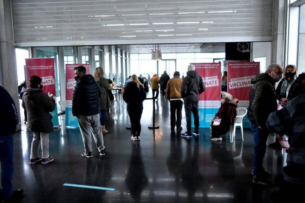 Anuncian para el lunes la llegada de 24.400 vacunas a Mar del Plata