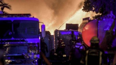 Bernal: M�s de 15 dotaciones de bomberos trabajan para controlar un incendio en dep�sito de cart�n