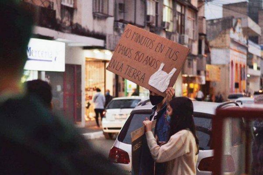 Julio sin plstico: instan a que se reduzca su uso en los comercios del centro