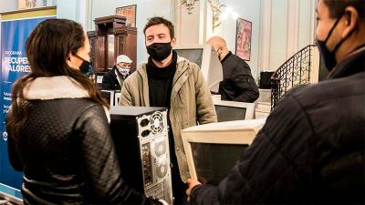 La Municipalidad de Paran� don� computadoras recuperadas para cooperativas y clubes