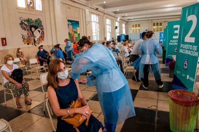 Vacunan este lunes con la primera dosis y sin turno a mayores de 60 a�os