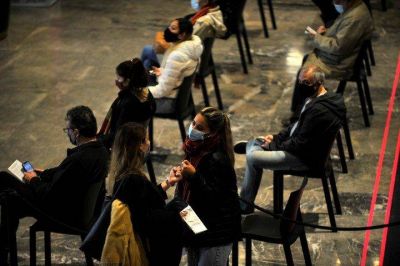 En la Ciudad ya vacunaron con una dosis a la mitad de los porte�os: c�mo sigue el plan
