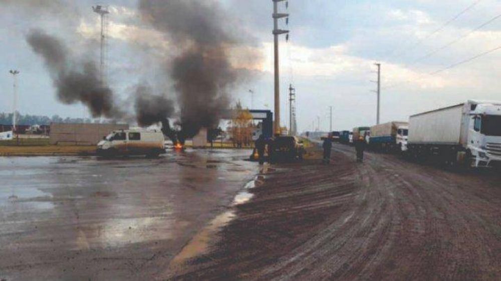 Santa Fe: trabajadores de UOCRA paralizaron las aceiteras