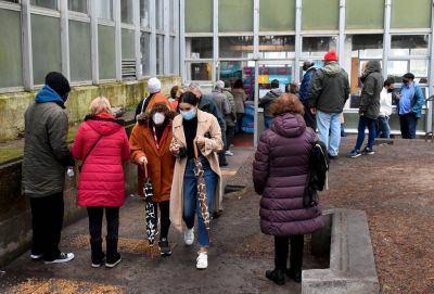 Vacunaci�n: masiva asistencia de mayores de 45 a�os y ya dan turnos a partir de los 28
