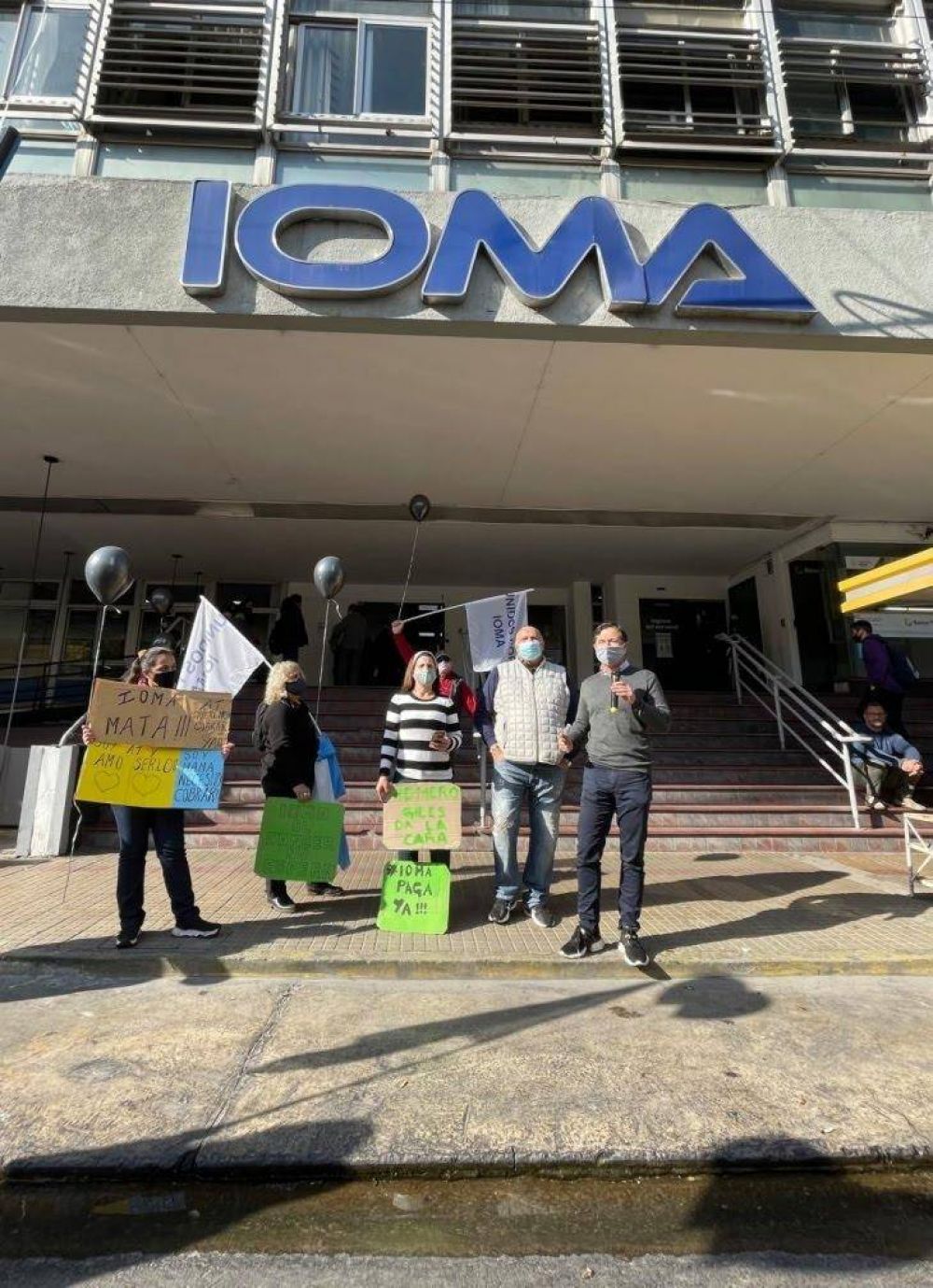 Luego del amparo, Lipovetzky particip de la marcha de afiliados de IOMA en donde se exigen respuestas