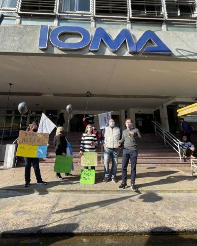 Luego del amparo, Lipovetzky particip� de la marcha de afiliados de IOMA en donde se exigen respuestas