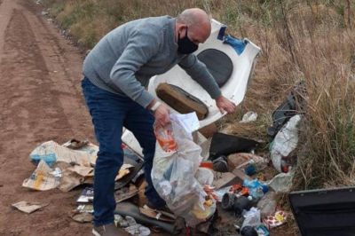 Un intendente revolvi� basura para identificar a su �due�o� y lo denunci� penalmente