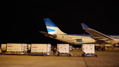 Lleg� desde China un vuelo con m�s de 760 mil dosis de la Sinopharm