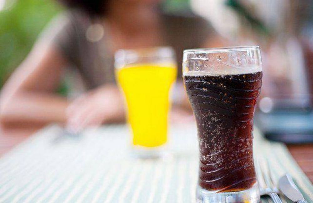 Cuatro de cada diez argentinos toma bebidas azucaradas a diario