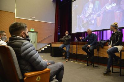 Julio Zamora reconoci� a artistas locales que acompa�aron con su m�sica a vecinos y vecinas en los vacunatorios municipales