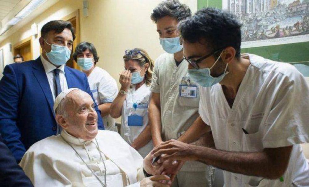 El papa Francisco salió del hospital tras su operación