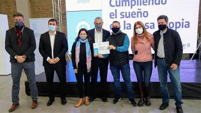 M�s familias de Avellaneda recibieron sus cr�ditos del programa Casa Propia