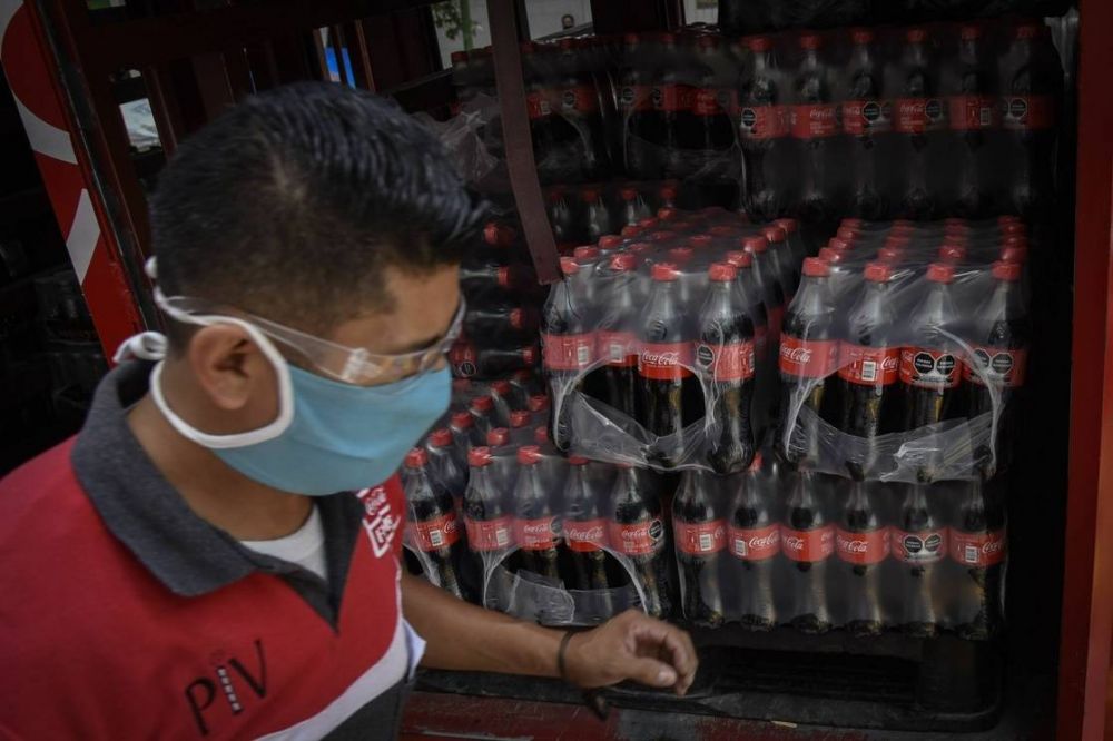 Embotelladora de Coca-Cola elev ganancias en 4% en primer semestre