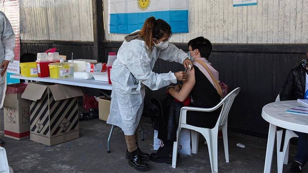 Menndez particip de la gran jornada de vacunacin llevada a cabo en la estacin de Merlo