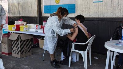 Men�ndez particip� de la gran jornada de vacunaci�n llevada a cabo en la estaci�n de Merlo