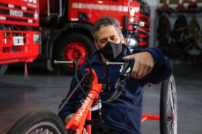 Magdalena Sierra le entreg� una bicicleta adaptada a un bombero
