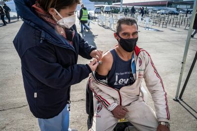 El pa�s lleg� al 50% de la poblaci�n total vacunada y est� entre los 18 con mayor tasa de inmunizaci�n