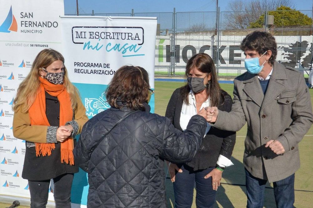 Juan Andreotti y Teresa Garca entregaron escrituras de viviendas a 118 familias sanfernandinas