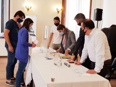 Navarro: entregaron nuevas escrituras a familias