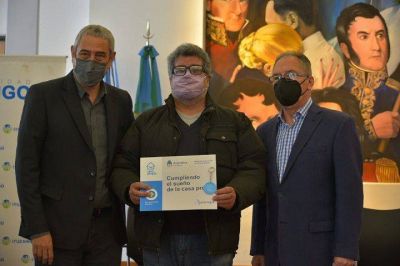 Ituzaing� | Ferraresi y Descalzo entregaron cr�ditos del programa Casa Propia