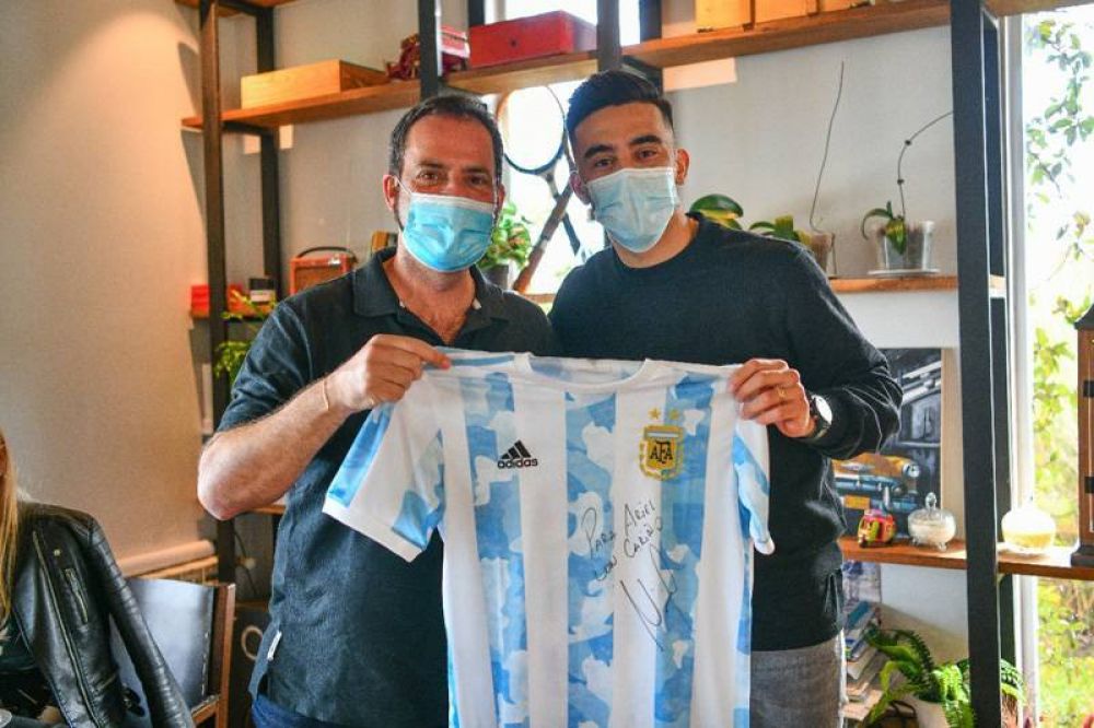 Ariel Sujarchuk recibi al futbolista campen con la seleccin y vecino de Escobar, Nicols Gonzlez