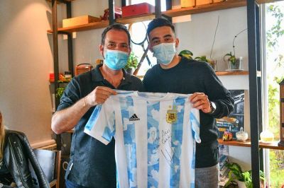 Ariel Sujarchuk recibi� al futbolista campe�n con la selecci�n y vecino de Escobar, Nicol�s Gonz�lez