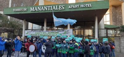 Trabajadores de Torres de Manantiales protestaron frente al complejo de Hern�n Lombardi ante el anuncio de cierre