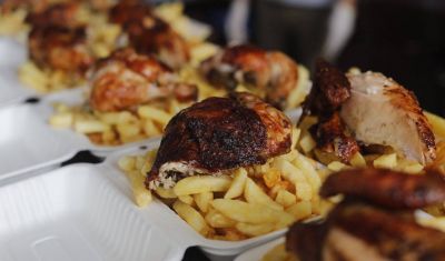 Marca de gaseosa beneficia a comedores populares con apoyo a restaurantes
