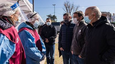 N�stor Grindetti visit� un operativo de salud en Lan�s Oeste