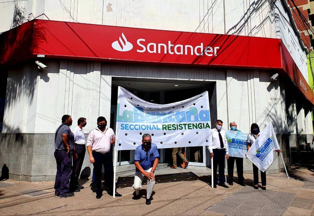 Bancarios denuncian que el Santander cierra sucursales, terceriza tareas y aprieta a los trabajadores para que firmen retiros voluntarios