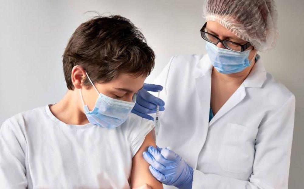 El martes empiezan a vacunar en la Provincia a adolescentes con comorbilidades
