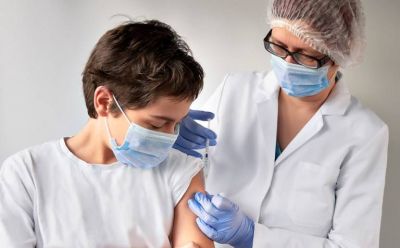 El martes empiezan a vacunar en la Provincia a adolescentes con comorbilidades