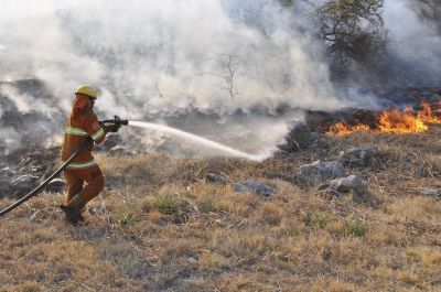 Bomberos voluntarios combaten varios focos de incendios en la provincia