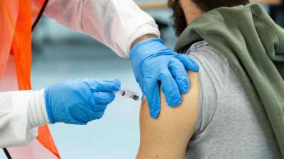 Empiezan a vacunar adolescentes con factores de riesgo: entre Ciudad y Provincia aplicar�n m�s de cien mil dosis