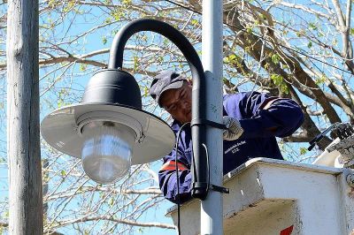 Julio Zamora supervisó la instalación de nuevas luminarias en el barrio Almirante Brown de El Talar