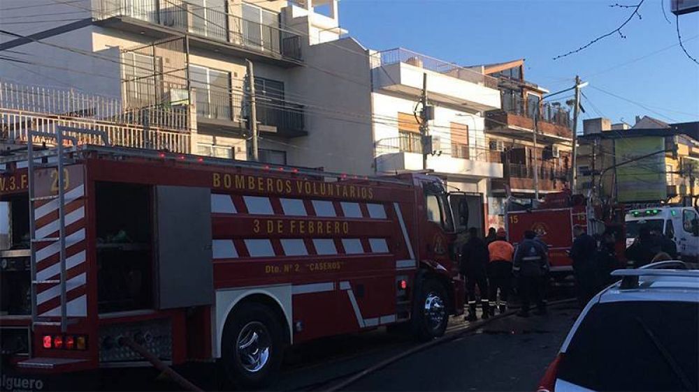 Tres bomberos muertos tras un incendio en un departamento en Caseros