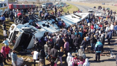 Triste imagen en Campana: volc� un cami�n de alimentos y los vecinos lo saquearon
