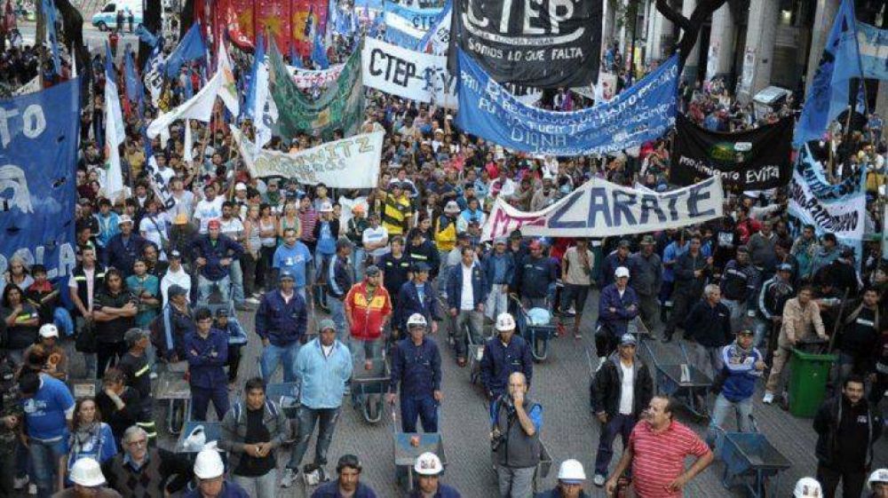 Organizaciones sociales marchan por una renta bsica universal en el Da de San Cayetano