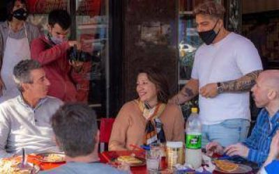 No se queda muzzarella: Randazzo dejó atrás el silencio y en modo campaña comió pizza con vecinos en Avellaneda