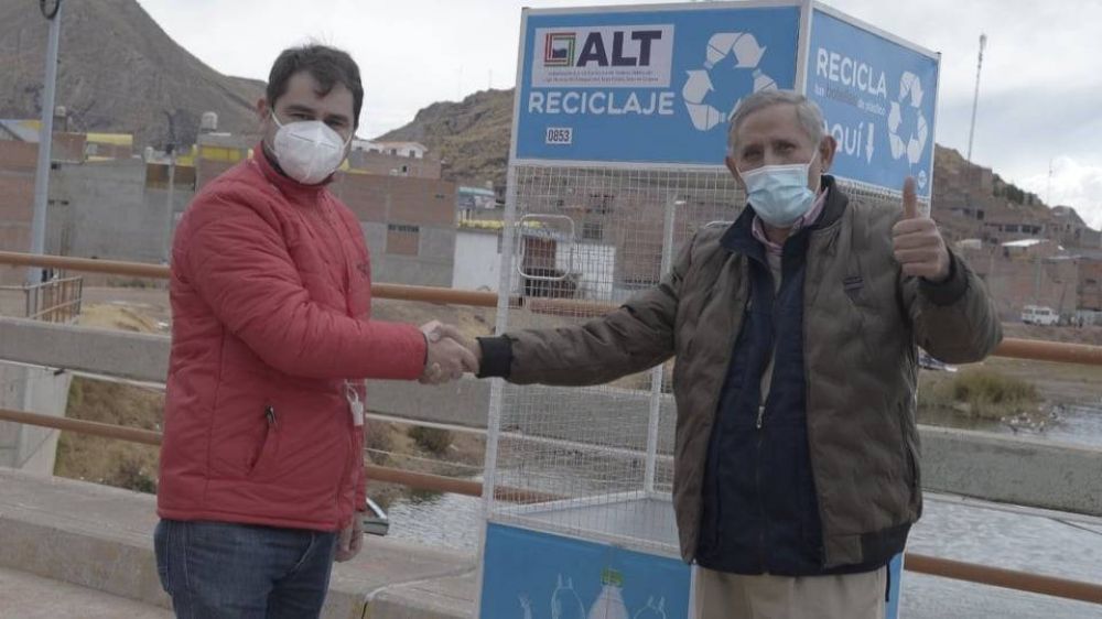 Fundacin Coca-Cola Bolivia facilita containers a nueve municipios cercanos al Titicaca