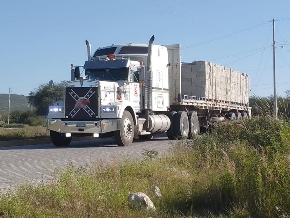 Roban tractocamin cargado de block en Tecamachalco