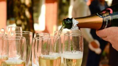 Cómo la champaña y el prosecco te hacen sentir más borracho mucho más rápido que el vino
