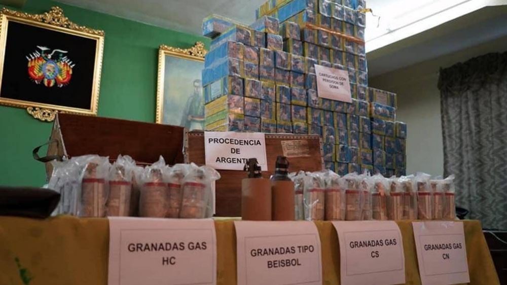 Un oficial de la Fuerza Area Boliviana revel que recogi 40.000 cartuchos antitumulto